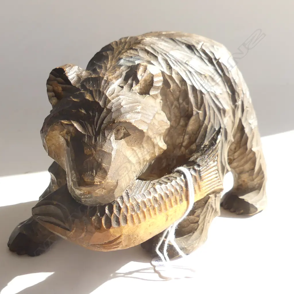 MID CENTURY CARVED WOODEN BEAR WITH SALMON L 155MM Image 1++