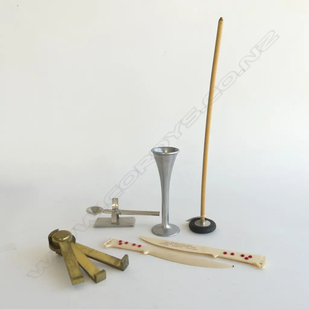 SMALL BOX 6 COLLECTABLES INCLUDING REFLEX HAMMER Image 1++