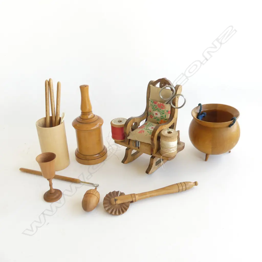 SMALL BOX 6 TREEN PCS INCLUDING ROCKINGCHAIR PIN CUSION 140MM Image 1++