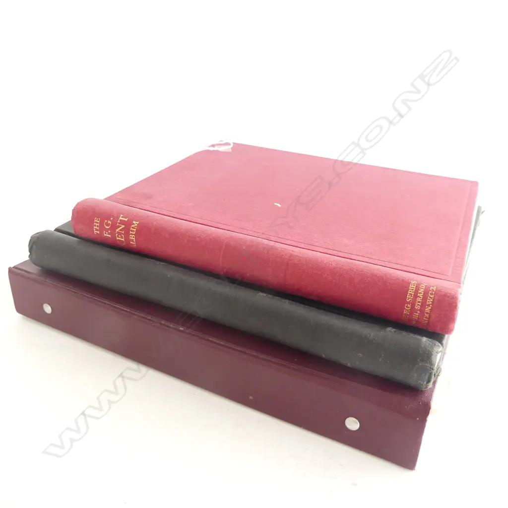 3 VINTAGE STAMP ALBUMS SOME AUSSIE SIDE FACED QUEENS Image 1++