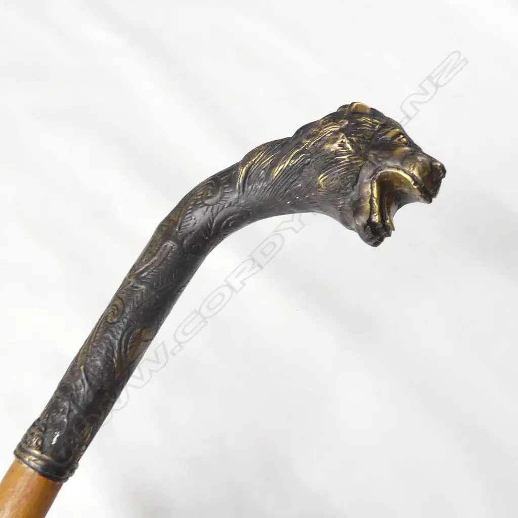 WOODEN WALKING STICK WITH BRONZE LIONS HEAD HANDLE & SHAFT  L. 1050MM Image 1++