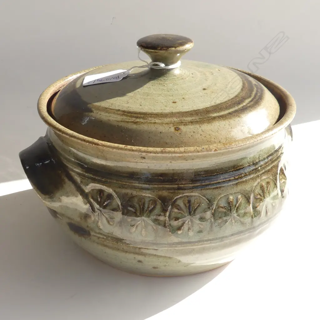 ADRIAN COTTER – LIDDED CASSEROLE 210mm dia Image 1++