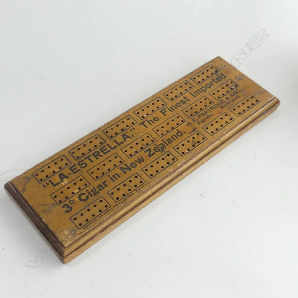 WOODEN CRIBBAGE BOARD w. ADVERTISING 'LA-ESTRELLA' CIGARS AUCKLAND W.330mm Image 1++