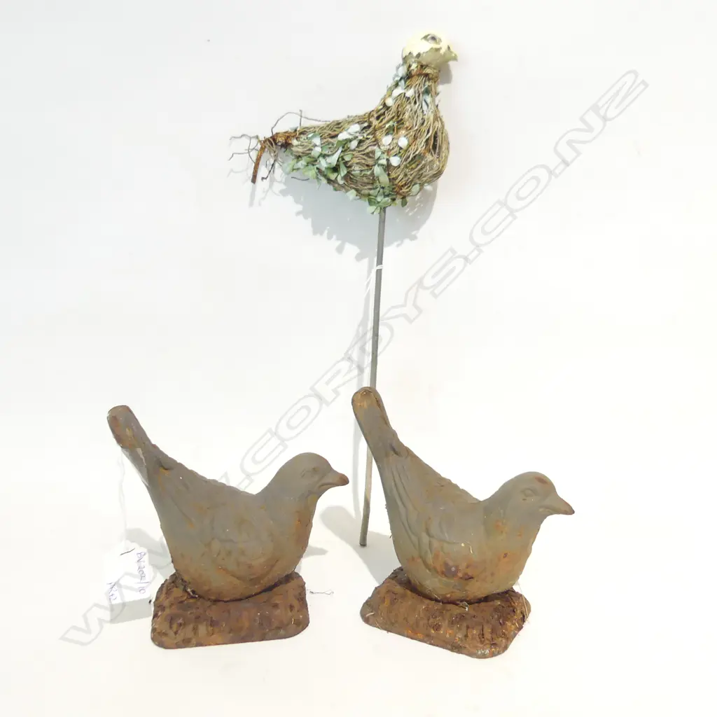 GARDEN ORNAMENTS; PR CAST IRON SPARROWS H.130mm & PIGEON ON STICK Image 1++