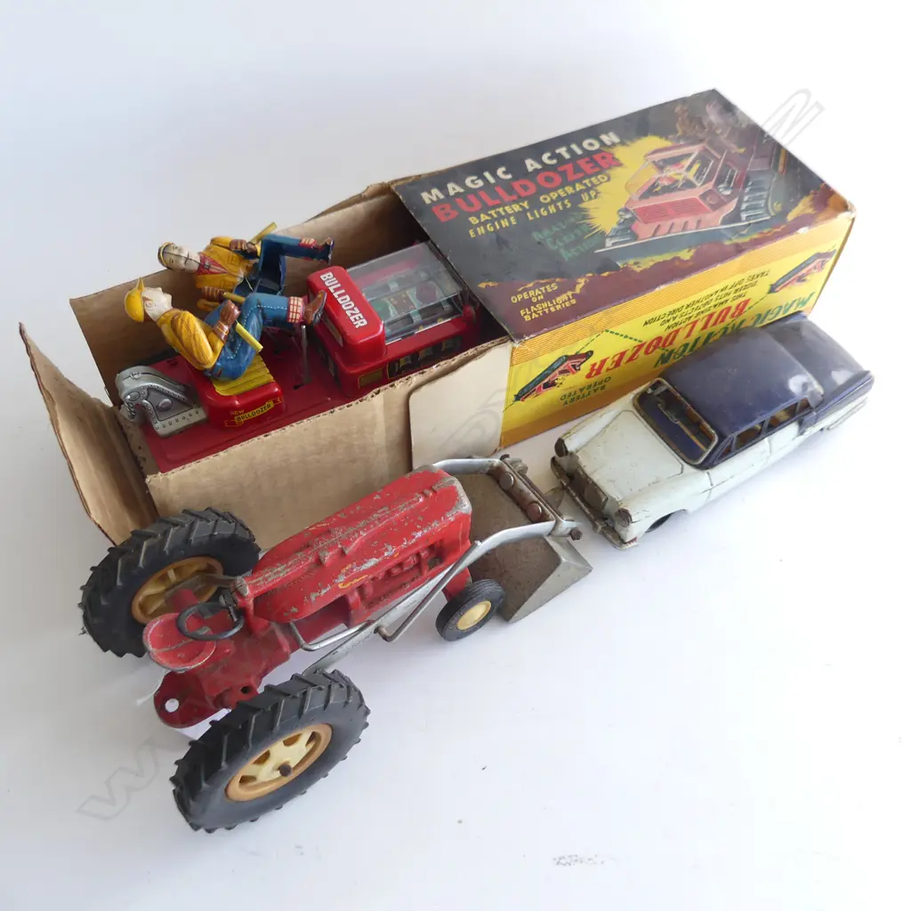 FUN-HO TRACTOR L.300mm + TIN CAR & BULLDOZER (boxed w. 2 drivers) Image 1++