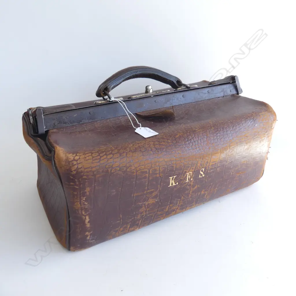 OLD LEATHER DOCTORS BAG W.430mm Image 1++