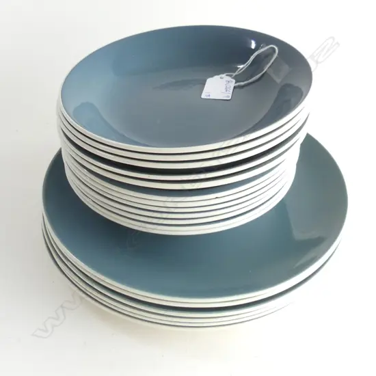 18 PCES TEAL POOLE; 12 BOWLS 190mm dia, 6 DINNER PLATES 255mm dia
