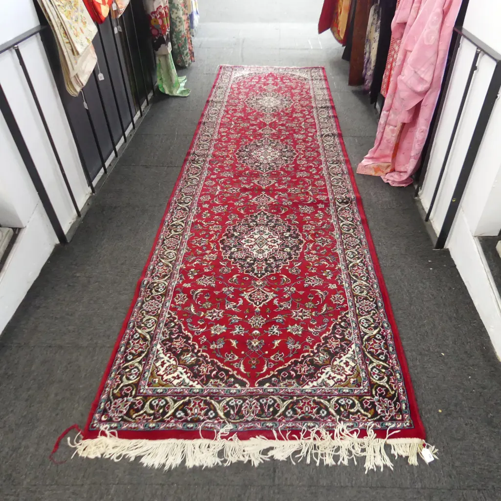 RED MACHINE KNOTTED RUNNER w. 3 MEDALLIONS 4100x1000mm Image 1++