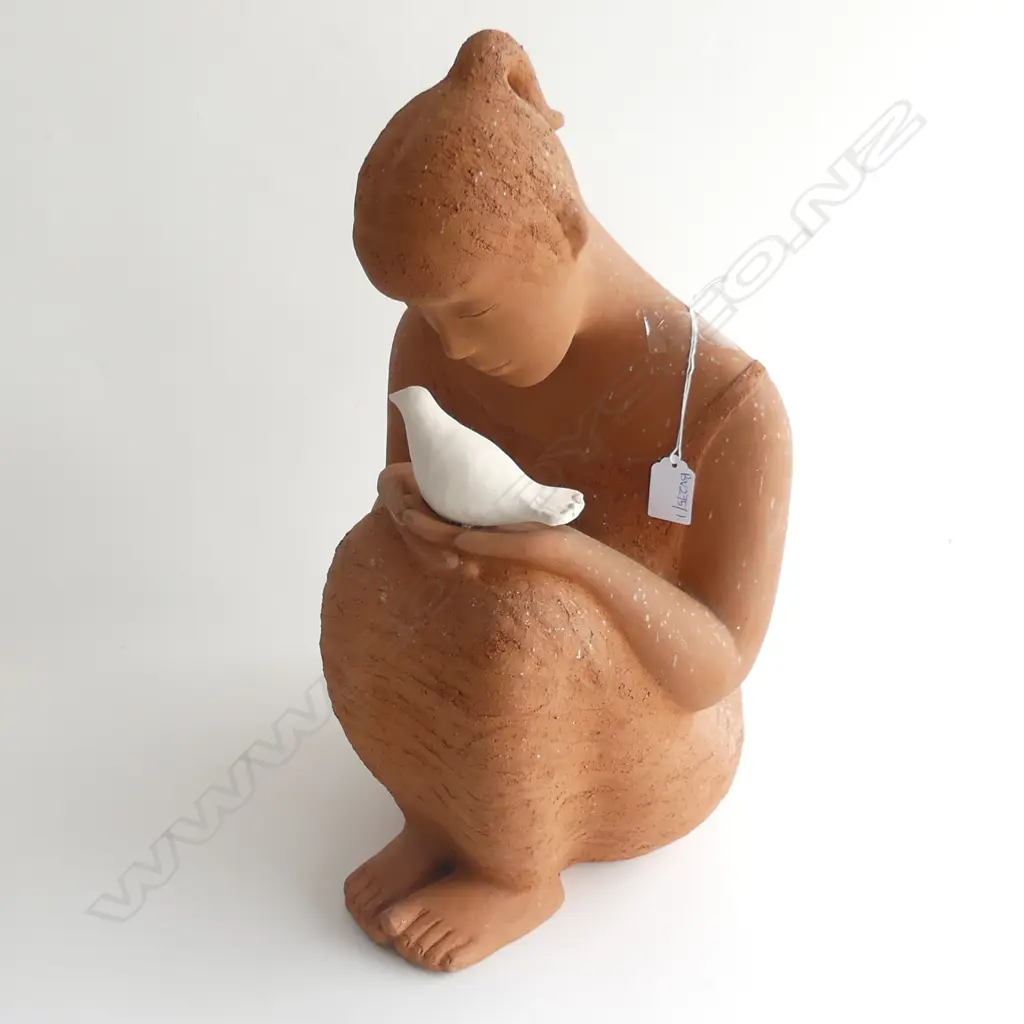 JIN LING GLENBERVIE POTTERY WHANGAREI LADY w. DOVE H.500mm Image 1++