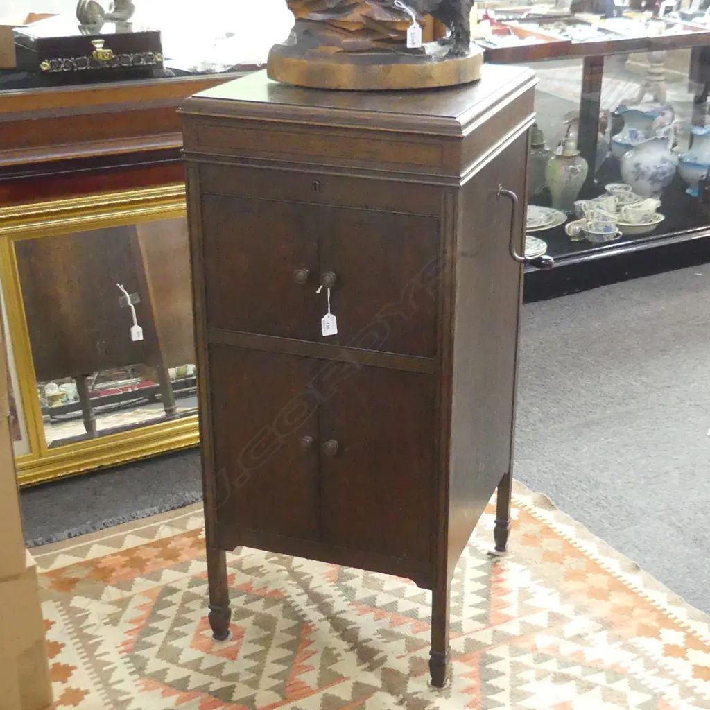 OAK CASED UPRIGHT GRAMOPHONE w. CRANK Image 1++
