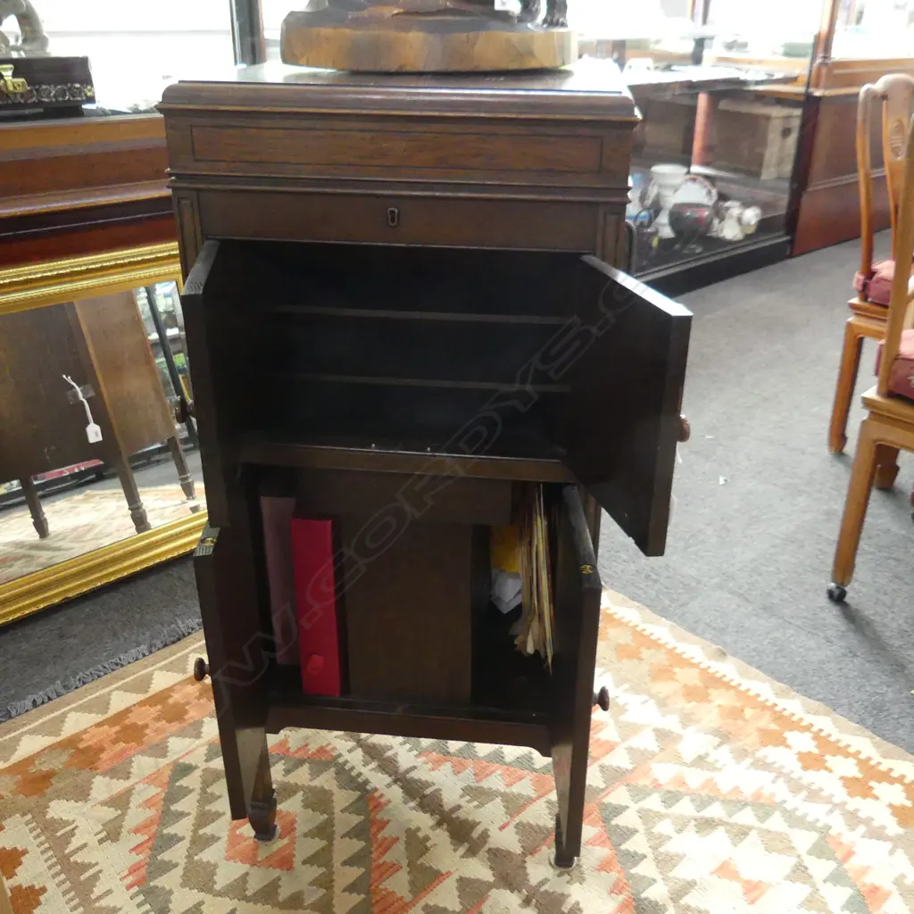 OAK CASED UPRIGHT GRAMOPHONE w. CRANK Image 1++