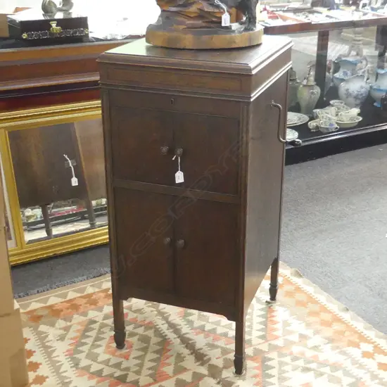 OAK CASED UPRIGHT GRAMOPHONE w. CRANK