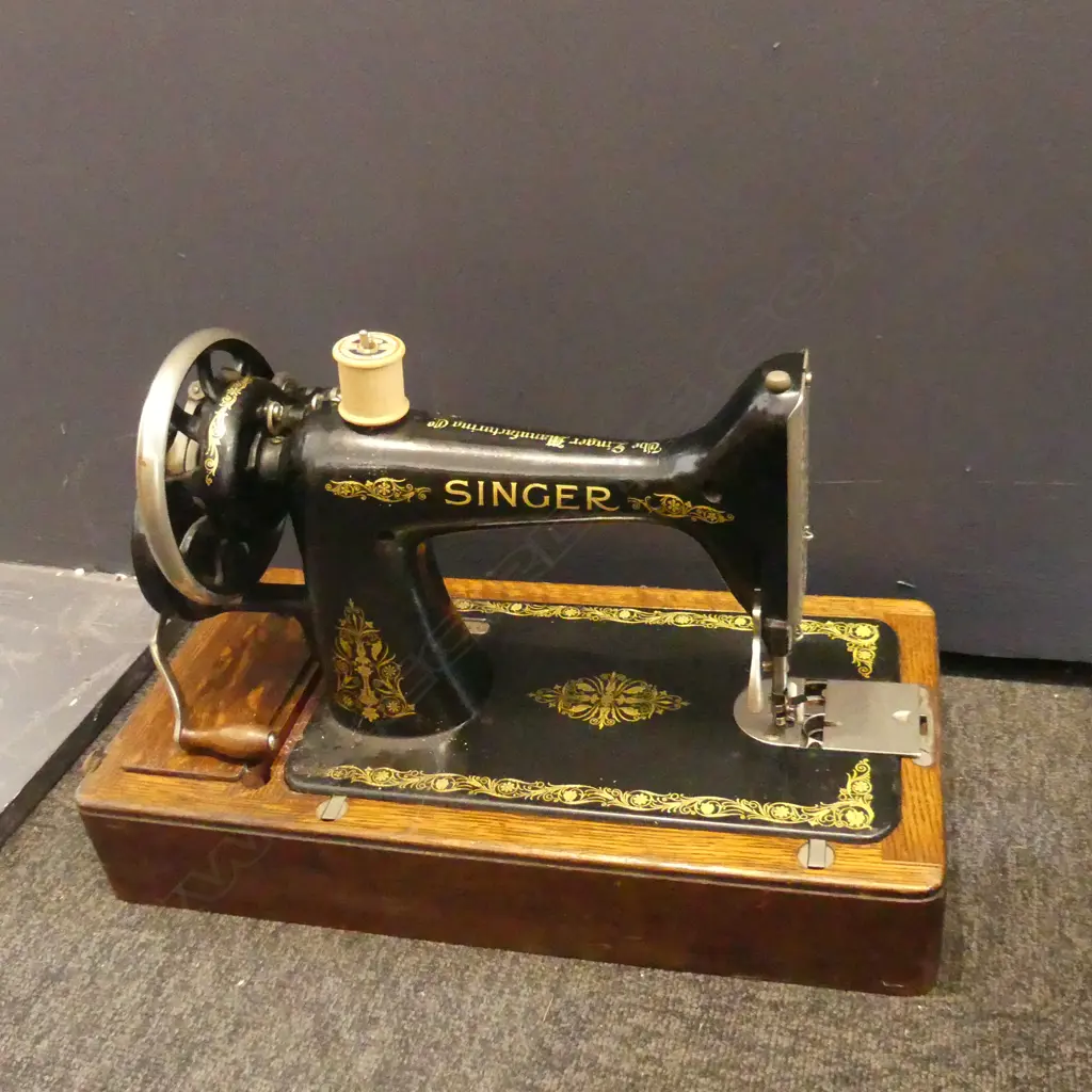 ANTIQUE SINGER SEWING MACHINE, CASED Image 1++