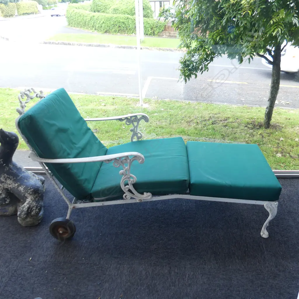 VINTAGE SUN LOUNGER w. GREEN CUSHIONS Image 1++