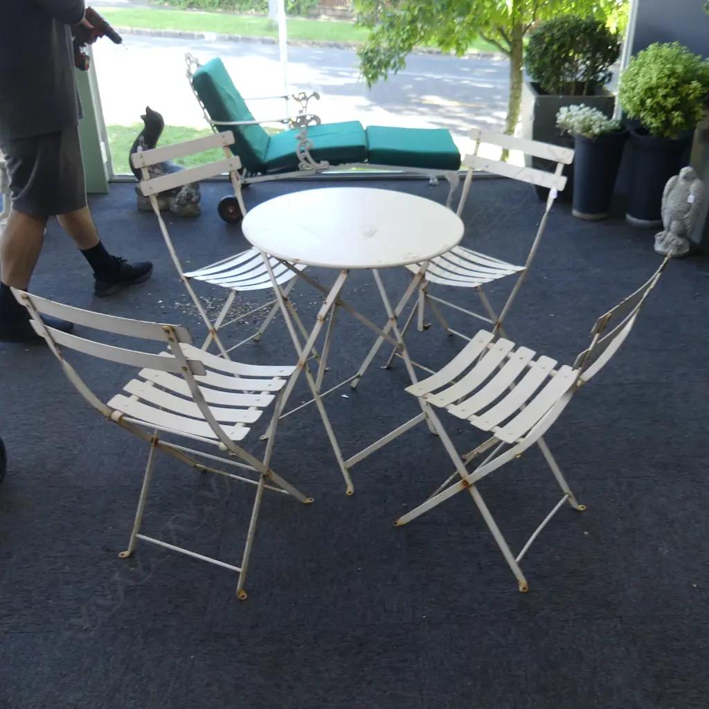 VINTAGE CREAM METAL OUTDOOR TABLE & 4 CHAIRS. DIA. 600mm Image 1++