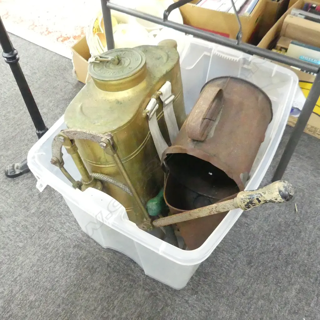 BOX LOT VINTAGE GOLD METAL BACK PACK GARDEN WEED SPRAYER + OIL CANS, IRONS ETC Image 1++