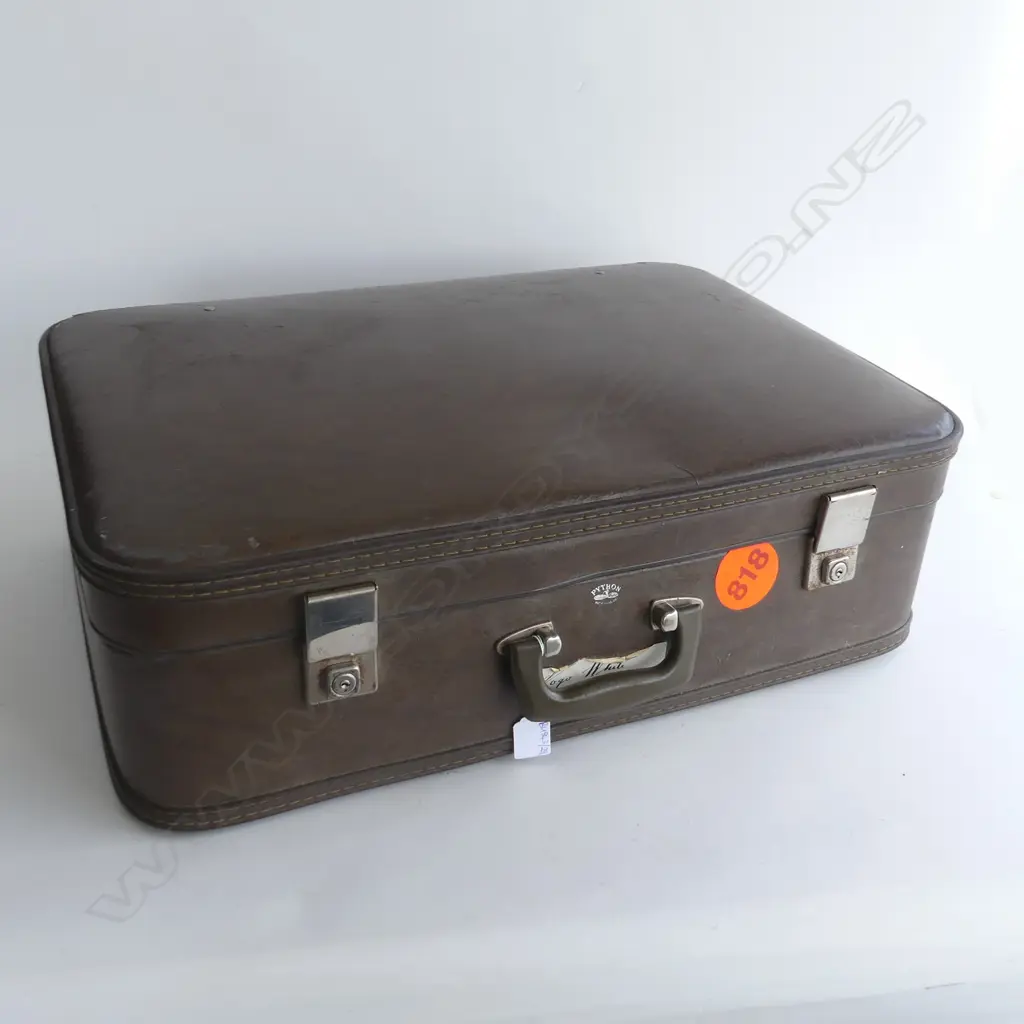 VINTAGE SUITCASE w. WOOLLEN BLANKET INSIDE Image 1++