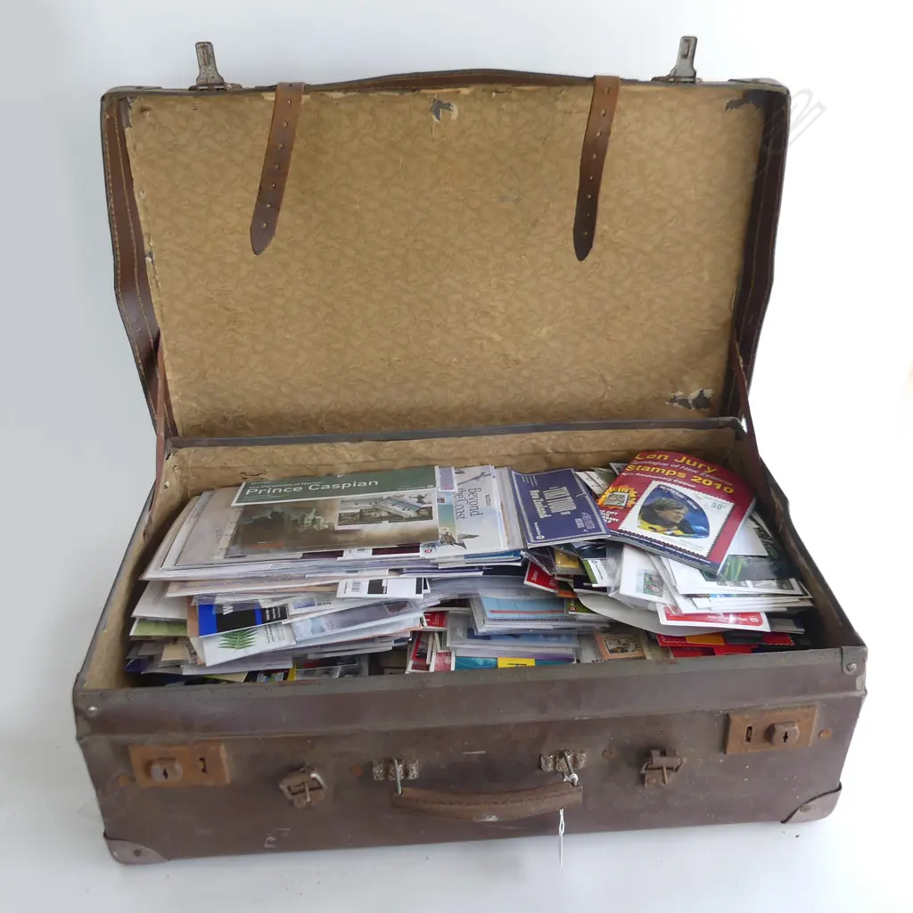 LGE COLLLECTION NZ MODERN FIRST DAY STAMP PACKS INSIDE VINTAGE SUITCASE Image 1++