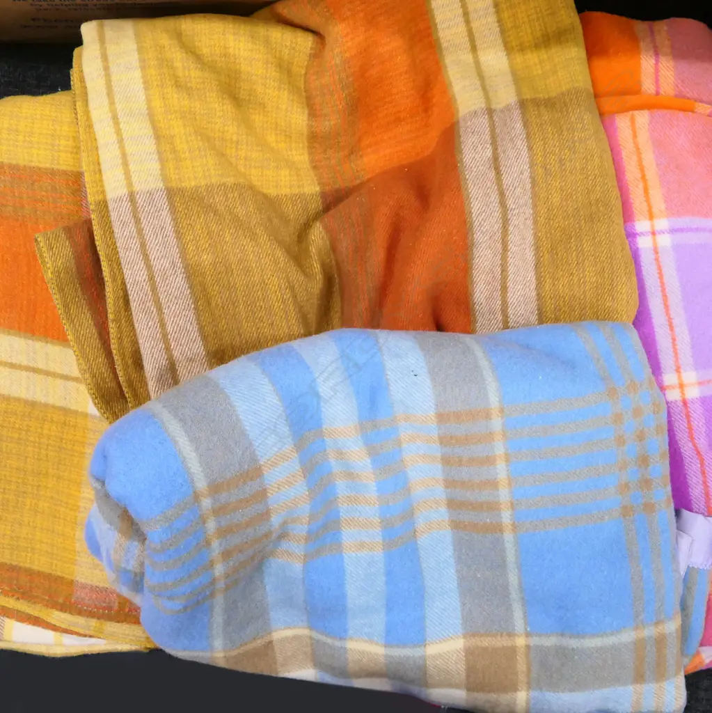 BOX LOT 4 RETRO WOOLLEN BLANKETS; ONEHUNGA ETC Image 1++