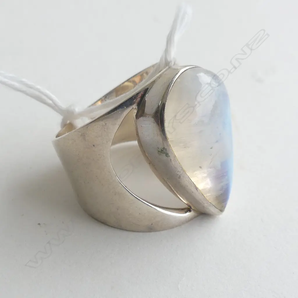 1970'S WIDE 925 SILVER BAND & MOONSTONE RING Image 1++