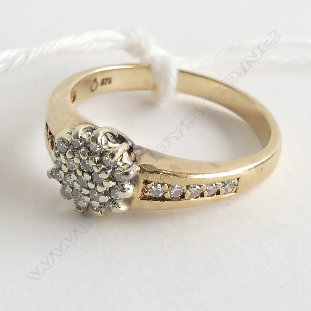 (59) 9CT GOLD DIAMOND CLUSTER RING Image 1++