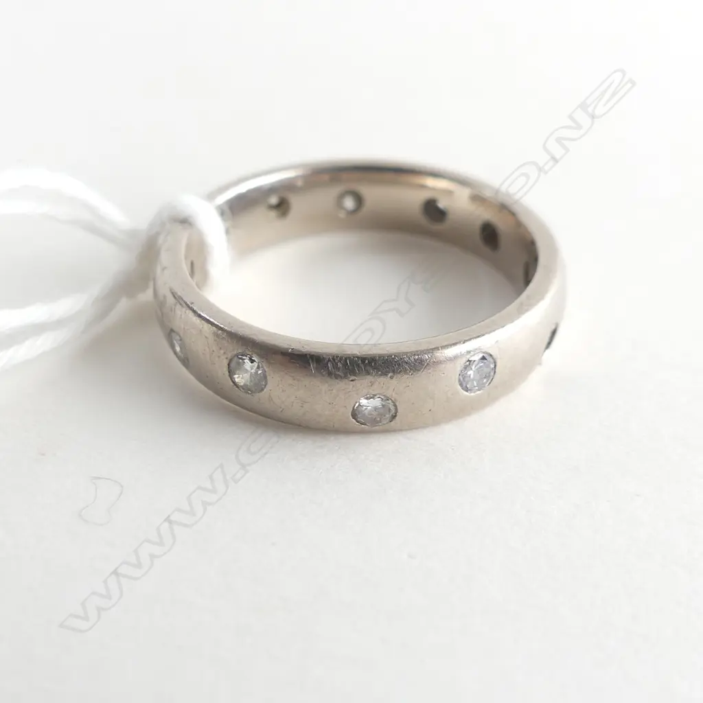 18CT WHITE GOLD & DIAMOND RING 6.3 GRAMS... Image 1++