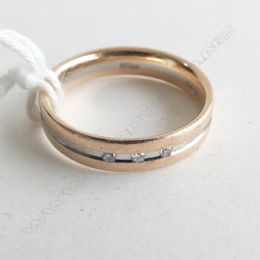 (55) 14CT ROSE/WHITE GOLD 3 DIAMOND SET BAND 3.2gm Image 1++