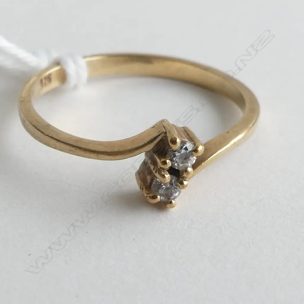 9CT YELLOW GOLD RING WITH 2 SM WHITE STONES 1.2GMS Image 1++