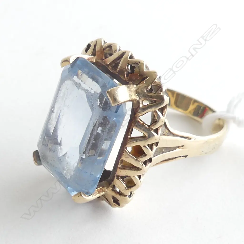 9CT YELLOW GOLD RING WITH LG BLUE STONE 8.4GMS Image 1++