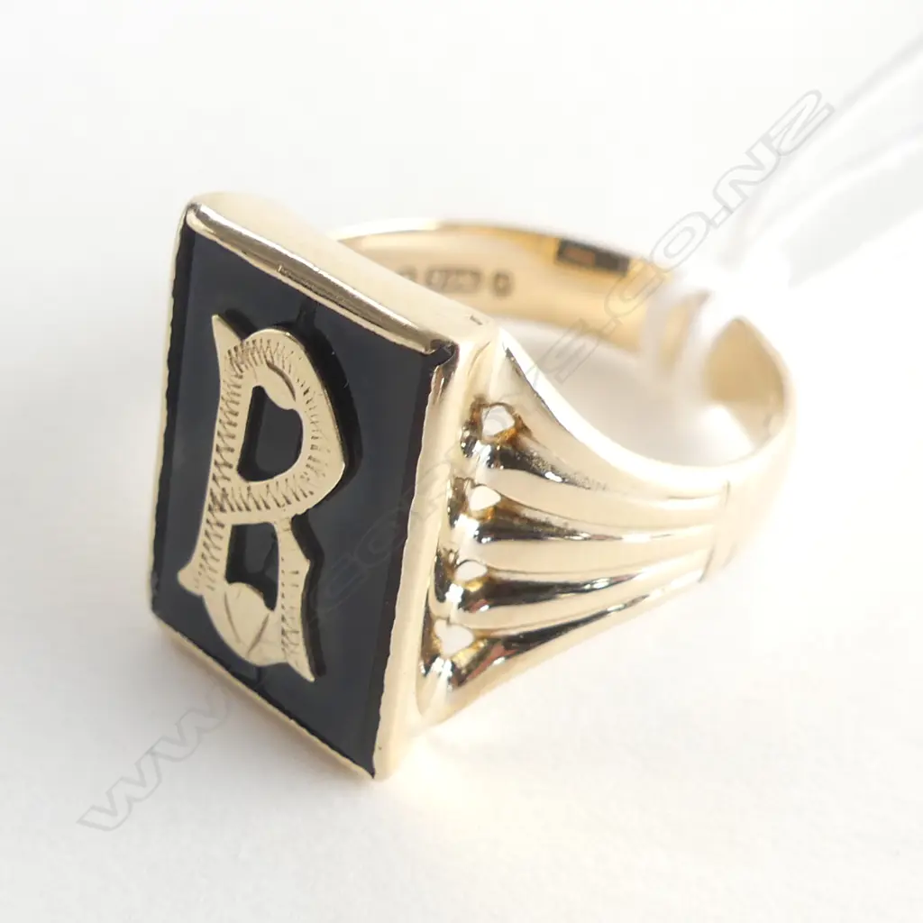 9CT Y/G & ONYX MONOGRAMMED SIGNET RING 5.3 GMS Image 1++