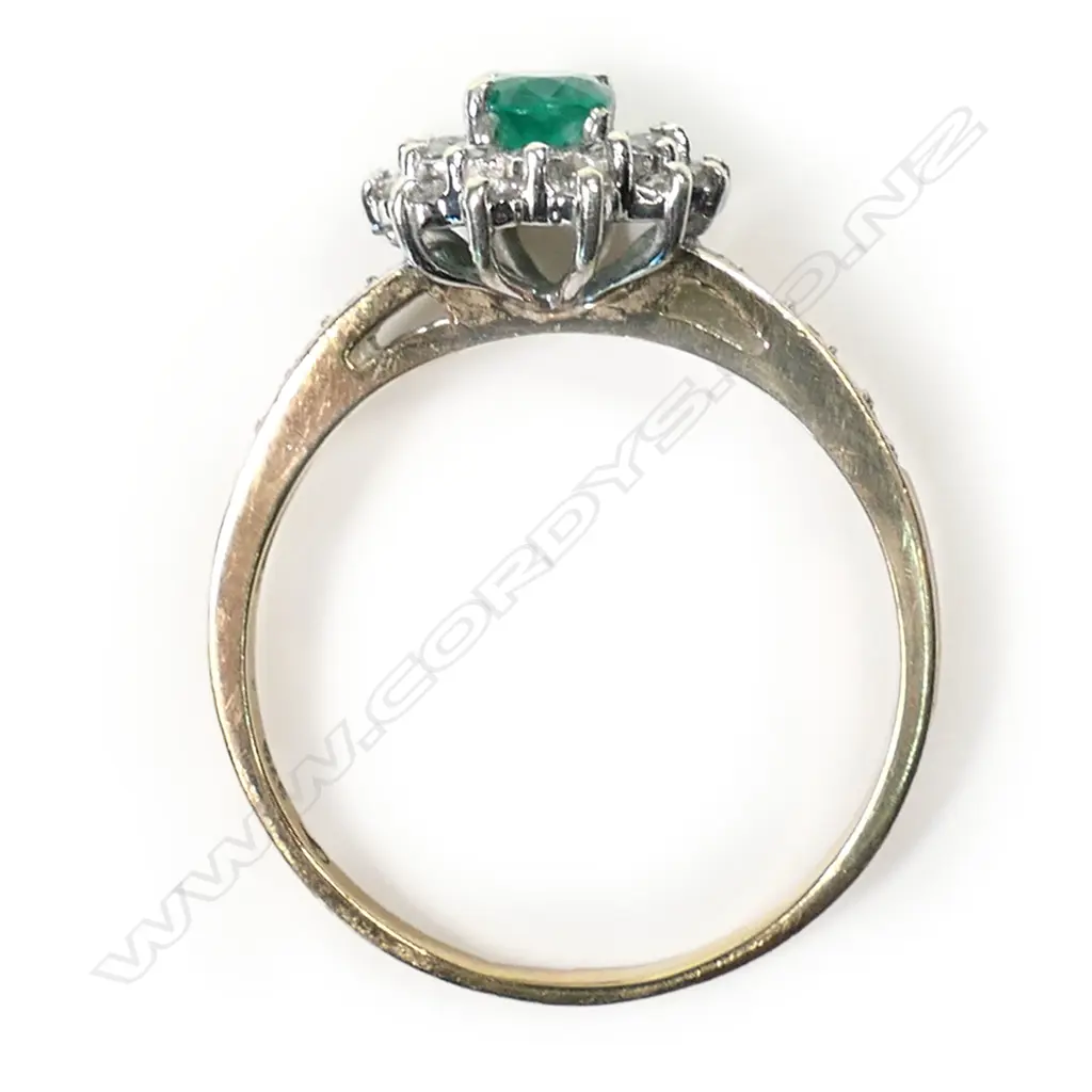 9ct GOLD EMERALD AND DIAMOND CLUSTER RING, SIZE Q, ONE CLAW REQUIRES REPAIR Image 1++