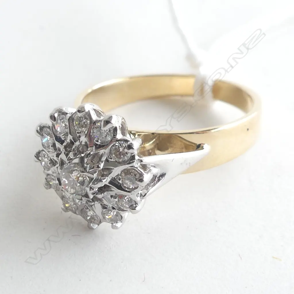9CT YELLOW GOLD, 0.40CT (TOTAL STONE ) CLUSTER RING 3.3GMS Image 1++