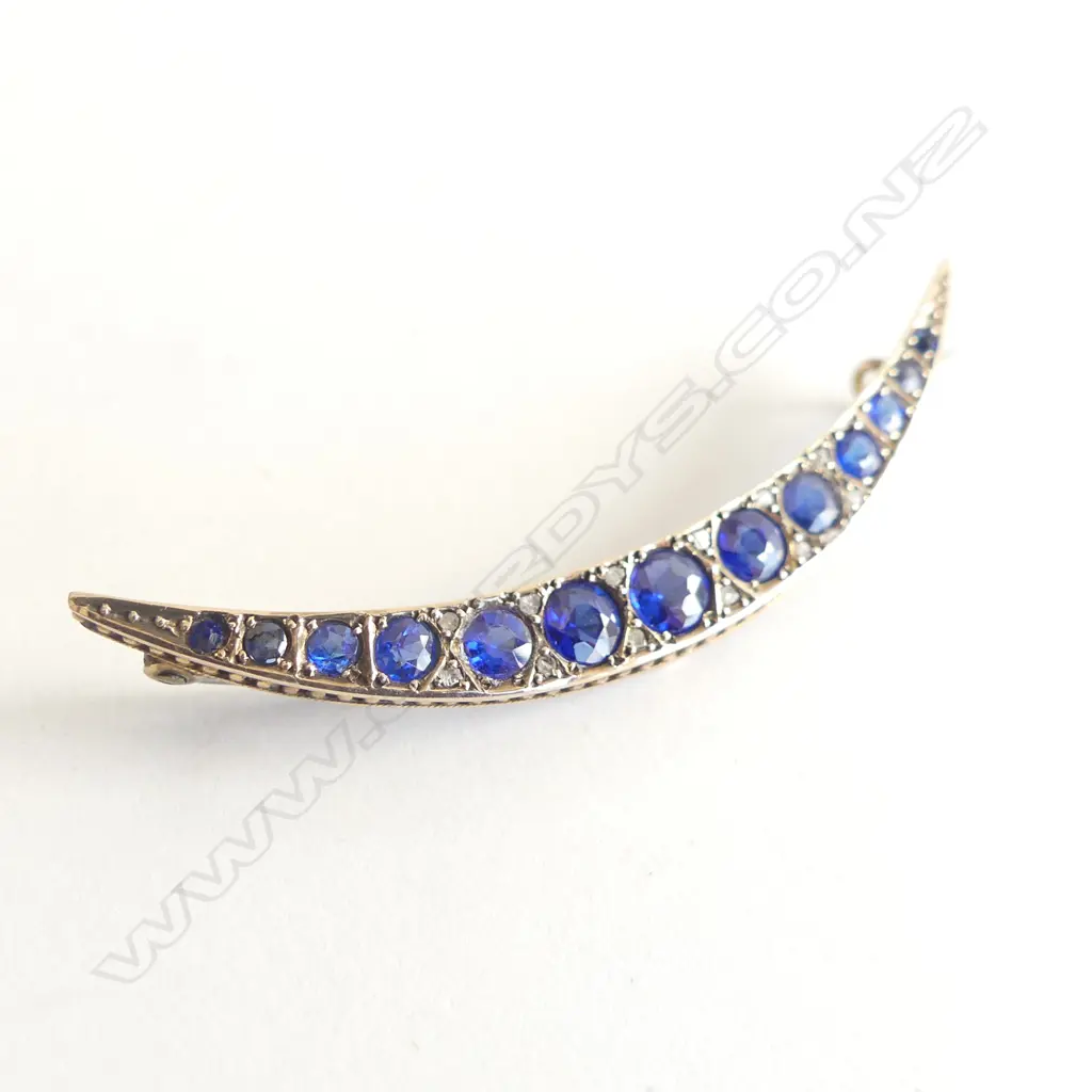 VINTAGE 9CT GOLD PLATED & BLUE STONE CRESCENT BROOCH WITH HALLMARK Image 1++