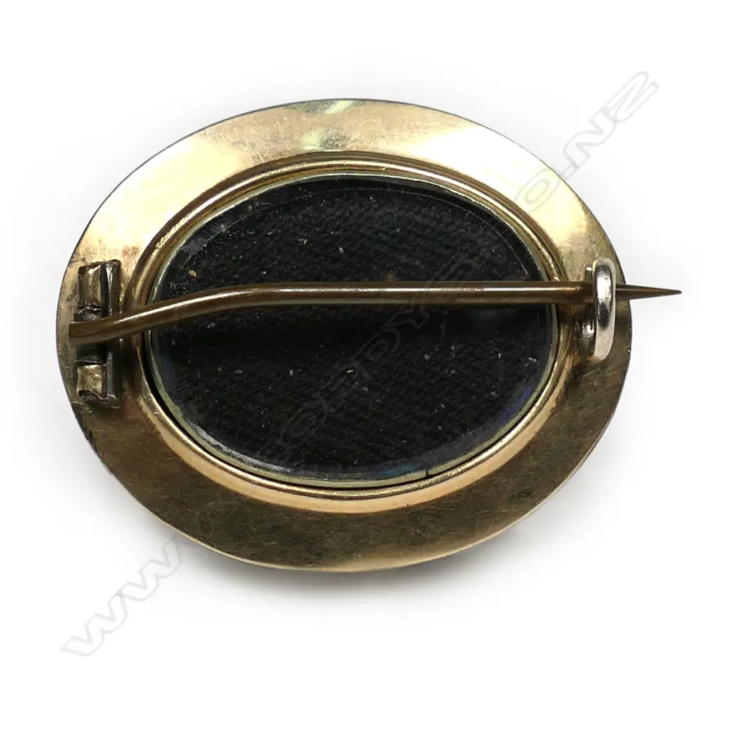 A 19thC gold circular brooch, Image 1++