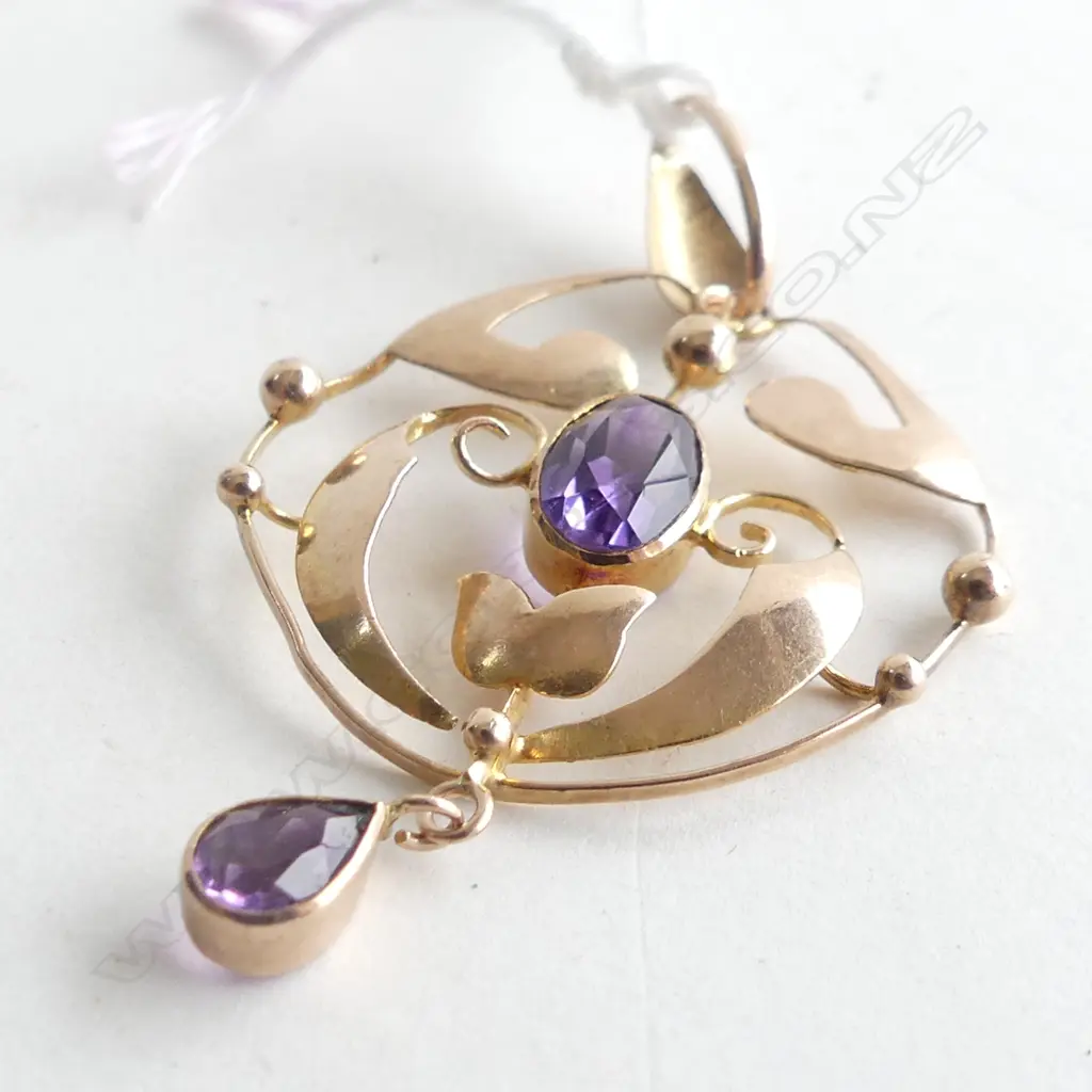 9CT YELLOW GOLD & AMETHYST PENDANT  Image 1++