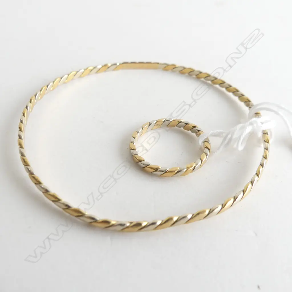 18CT YELLOW & WHITE GOLD BANGLE 8.2 GRAMS + MATCHING RING 2.3 GRAMS Image 1++