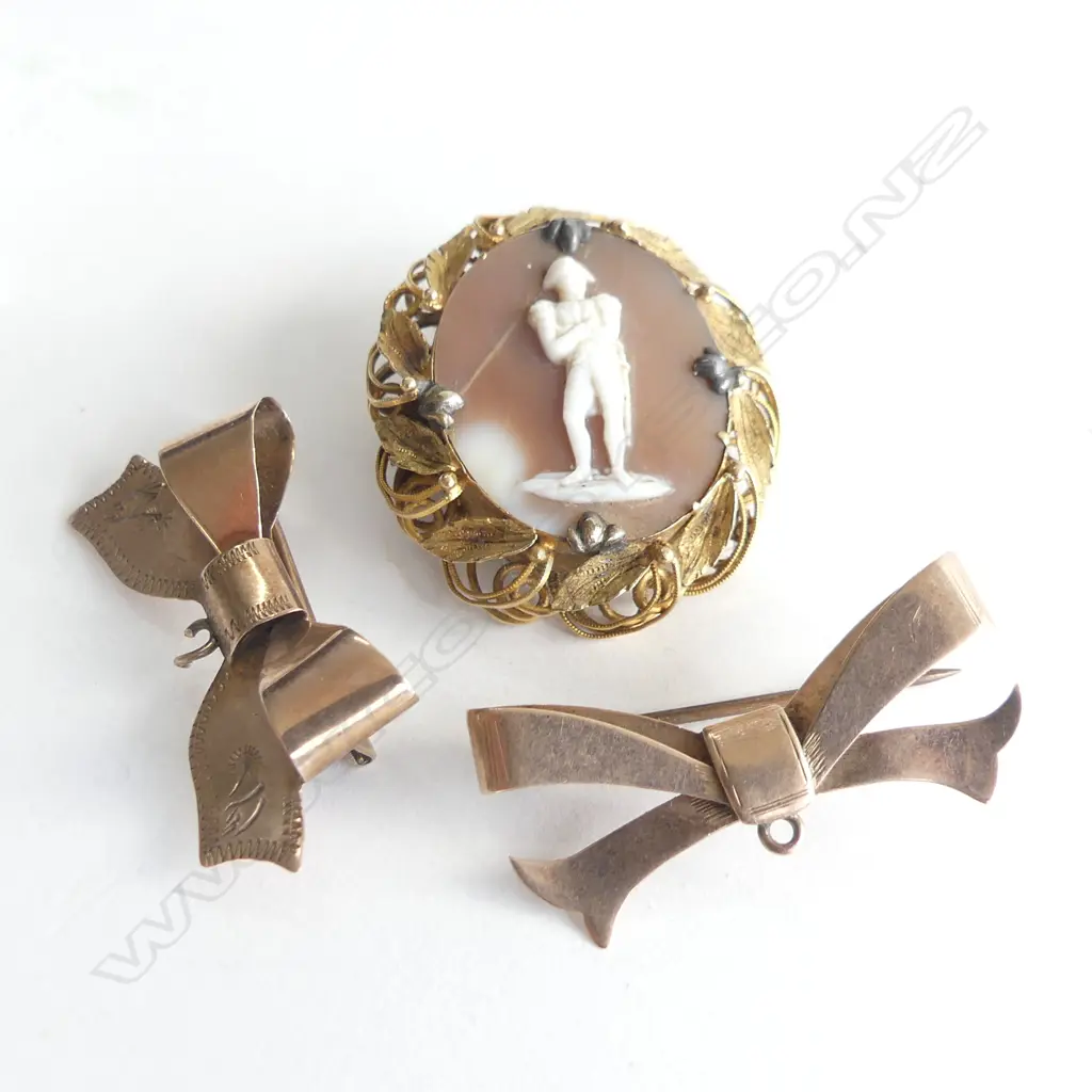 2 9CT GOLD BOW BROOCHES (5.3GMS) +  GOLD TONE SET VINTAGE MILITARY FIGURE CAMEO BROOCH  Image 1++