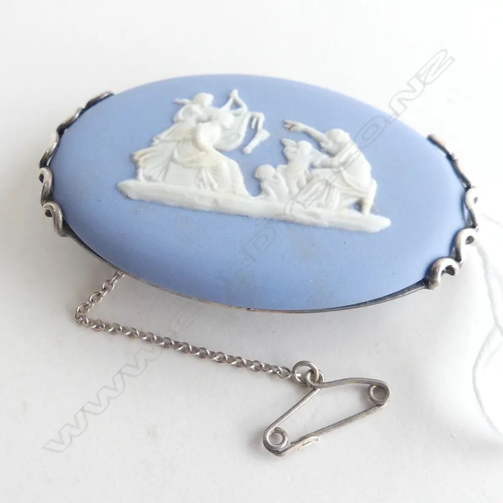 WEDGWOOD BLUE JASPERWARE & STG SILVER BROOCH WITH SAFETY CHAIN  Image 1++
