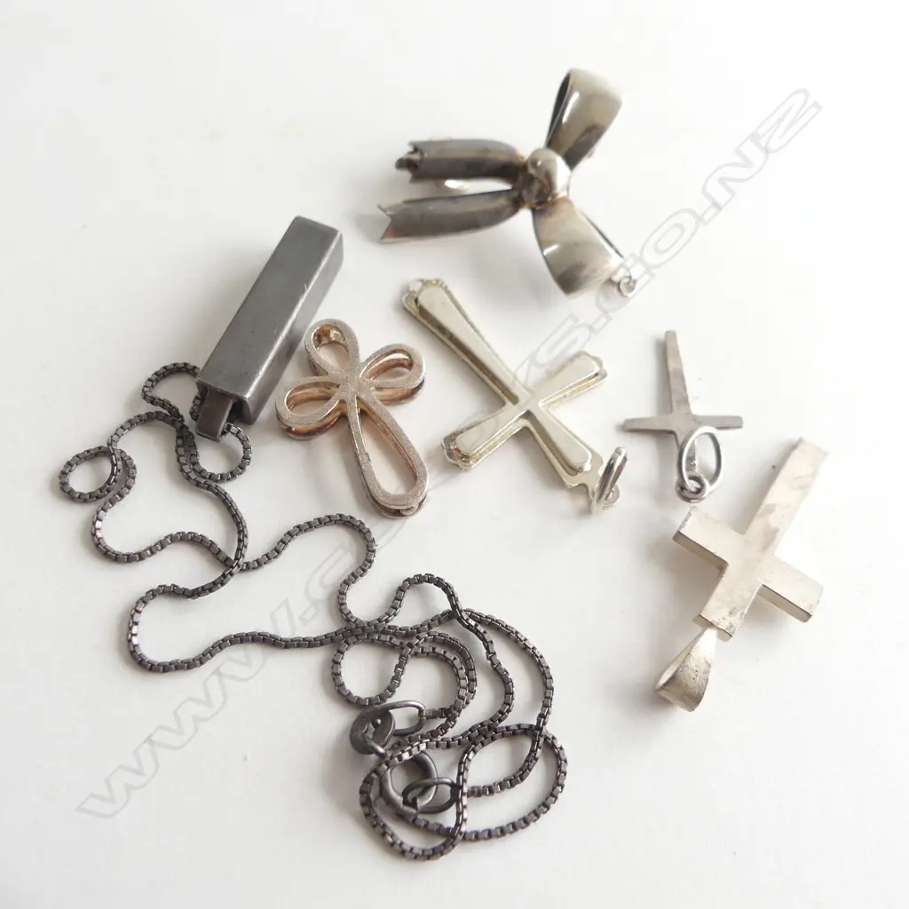 6 ASST CROSSES & PENDANTS  Image 1++