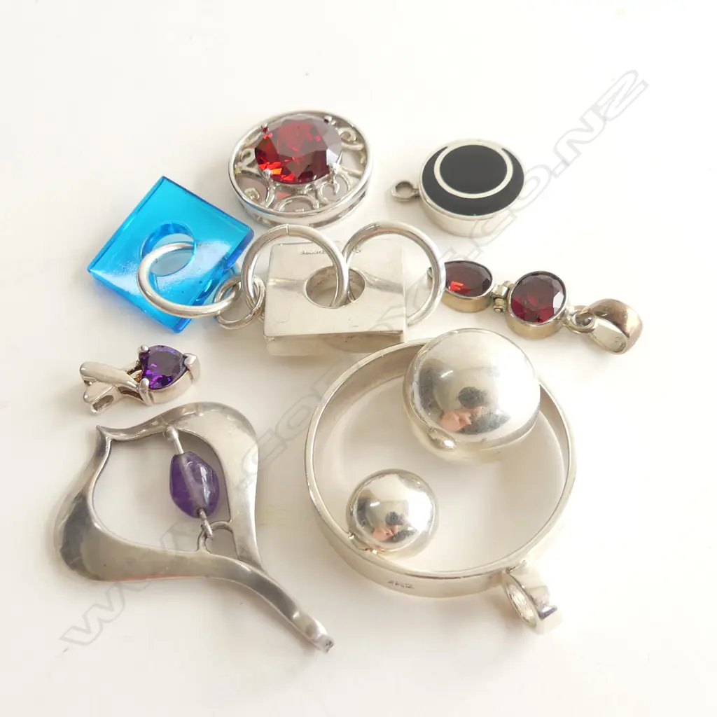 7 ASST 1970'S STYLE SILVER PENDANTS  Image 1++