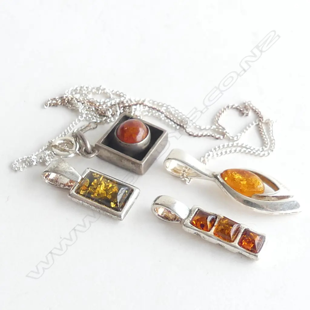 4 ASST STG SILVER SET AMBER PENDANTS, 1 WITH CHAIN  Image 1++