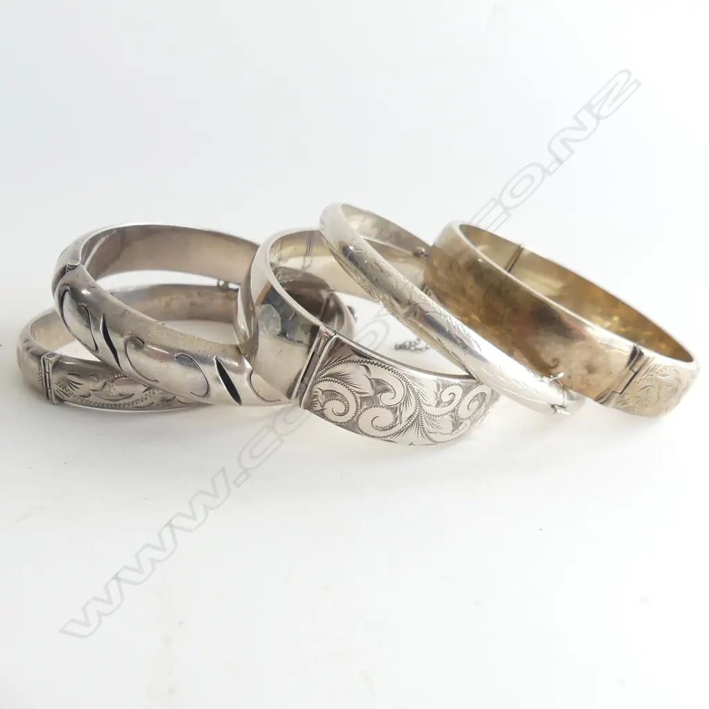FIVE ASST STG SILVER SNAP BANGLES  Image 1++