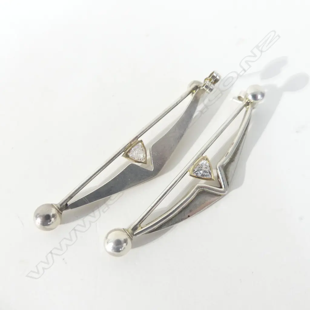 PR LG 1970'S SILVER TONE & CZ DROP EARRINGS  Image 1++