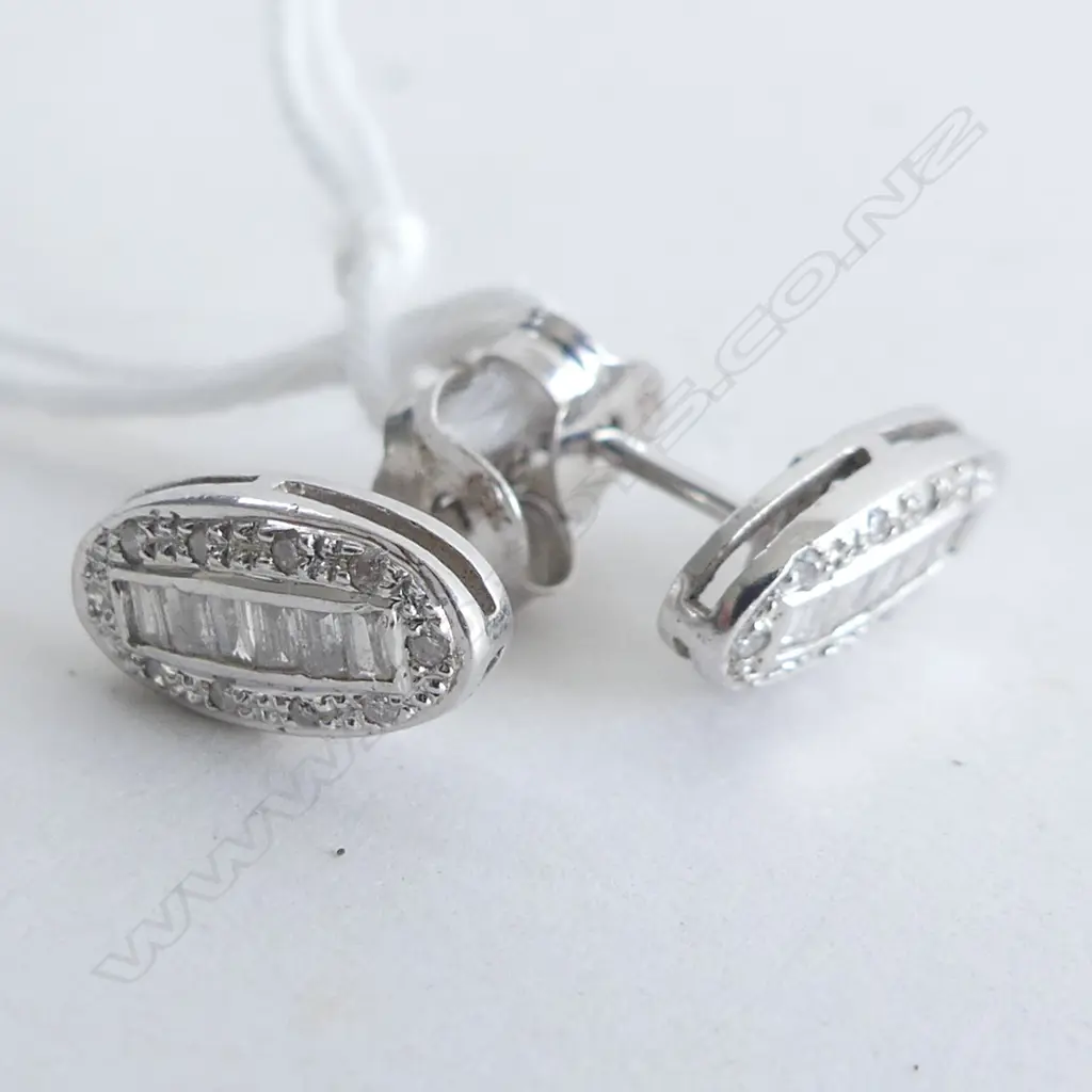 18K WHITE GOLD & DIAMOND EARRINGS OVAL Image 1++