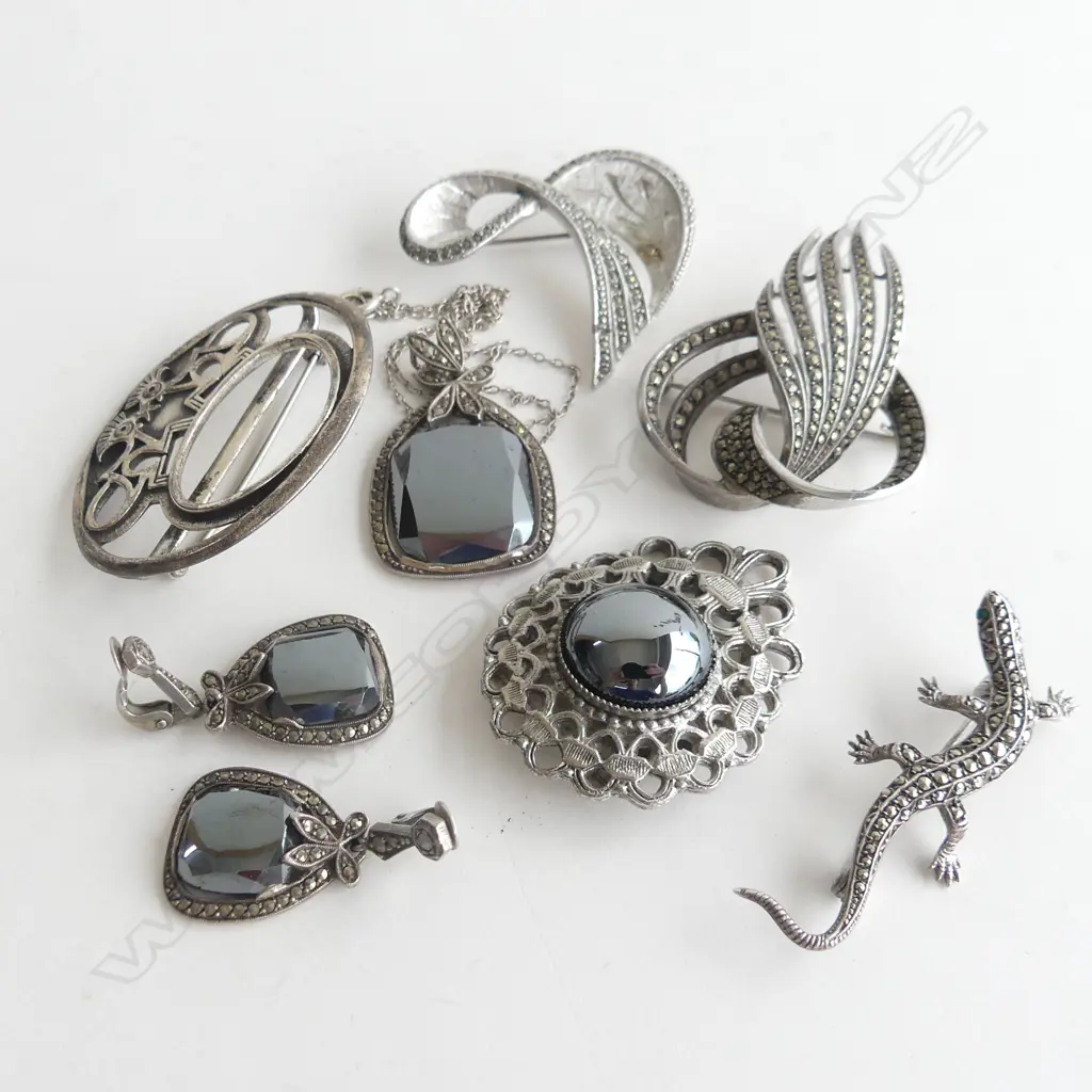 SM BAG ASST JEWELLERY INCL STG SILVER & DIAMANTE LIZARD BROOCH, EARRING & PENDANT SET ETC.. Image 1++