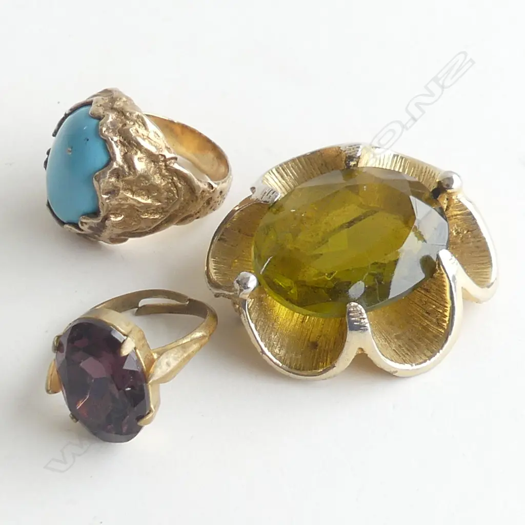 2 GOLD TONE COSTUME JEWELLERY RINGS & BROOCH  Image 1++