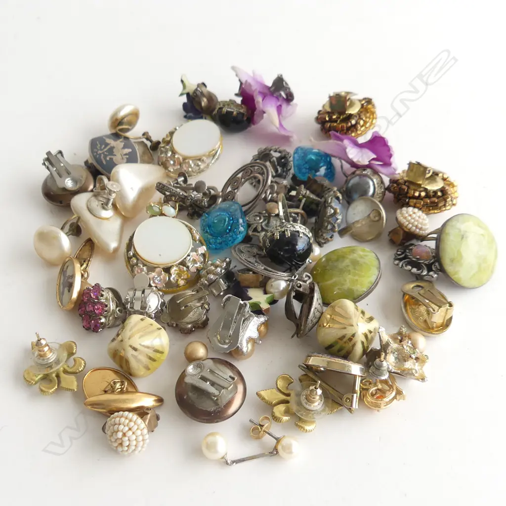 BAG ASST VINTAGE COSTUME JEWELLERY EARRINGS  Image 1++
