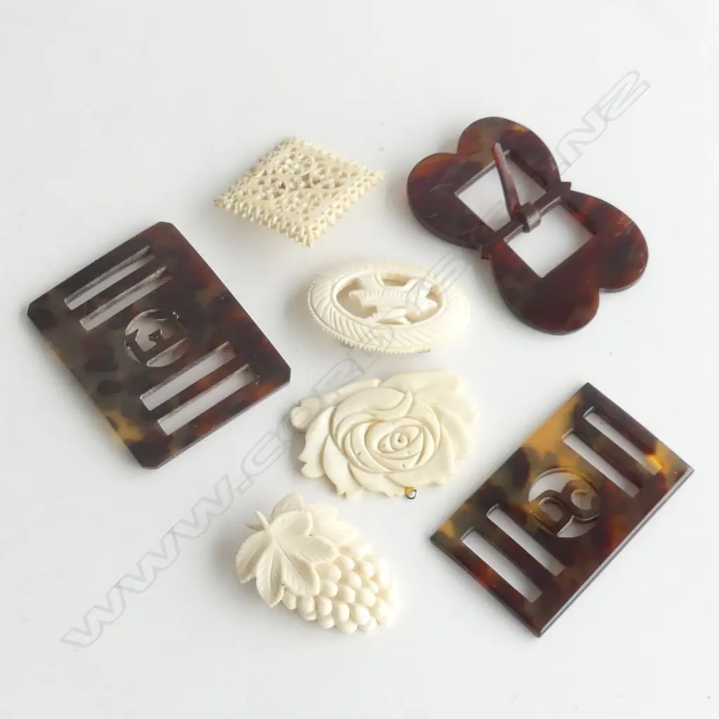 3 FAUX TORTOISE SHELL BUCKLES & 4 BONE BROOCHES / PENDANTS  Image 1++