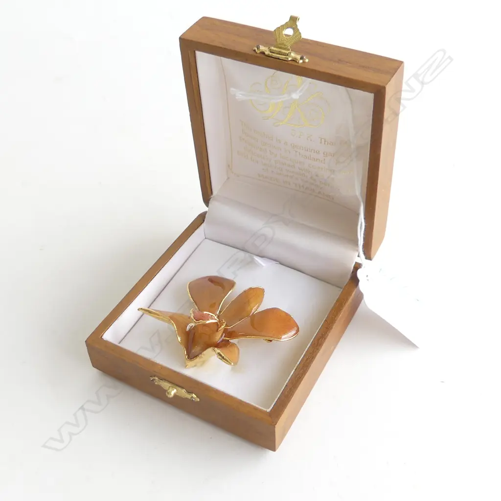 GENUINE FLOWER BROOCH WITH LACQUER COATING & 24CT GOLD PLATING - IN ORIGINAL WOODEN BOX  Image 1++