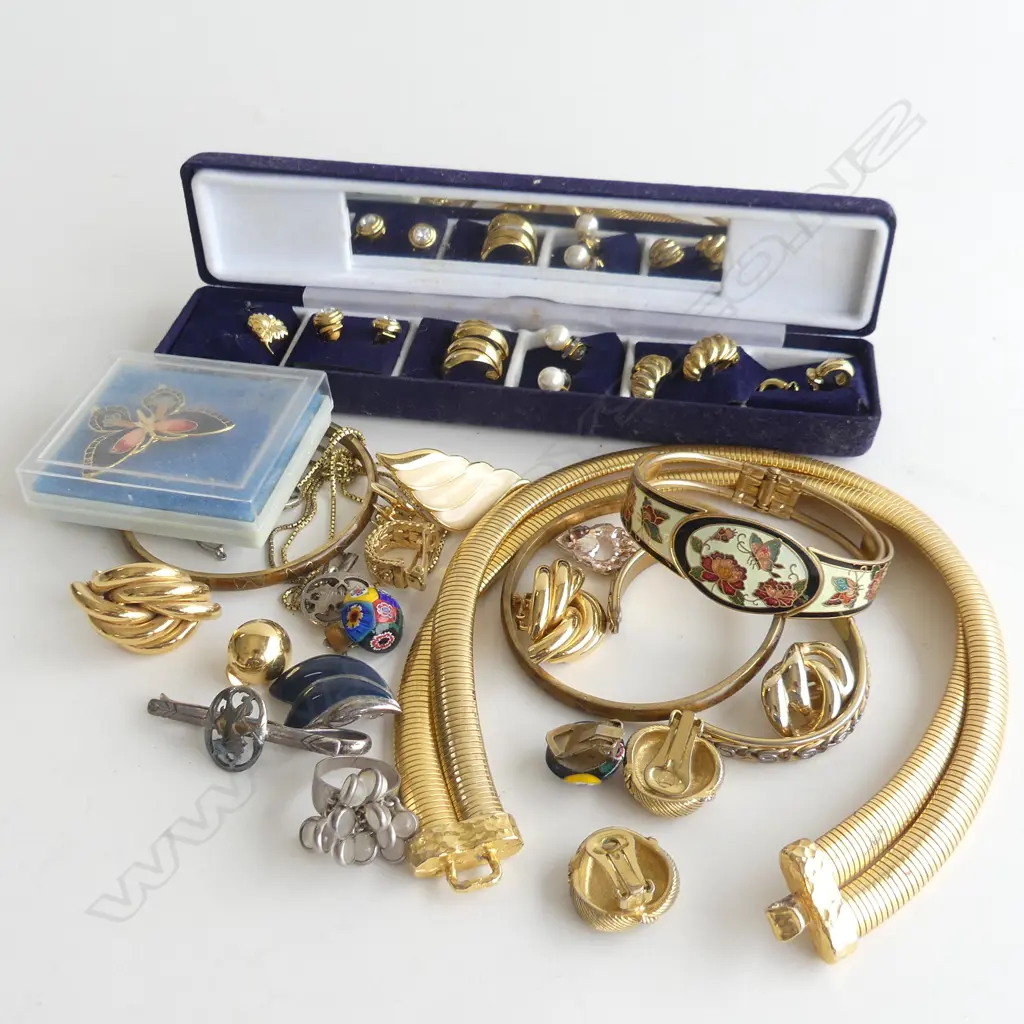 BAG ASST COSTUME JEWELLERY INCL EARRINGS, NECKLACE, BROOCHE, ETC.. Image 1++